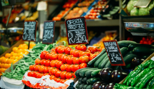 Gemüseauslage mit Preisschildern Gemüseauslage mit Preisschildern