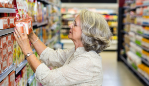 Frau steht am Regal Frau steht am Regal