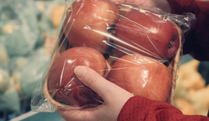 Hand hält Apfelpackung 