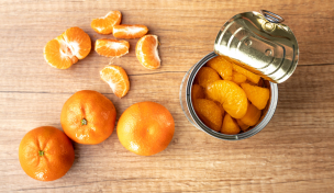 Konservendose mit Mandarinen auf einem Tisch