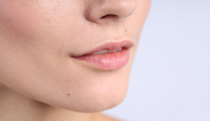 Frauengesicht mit gepflegten Lippen