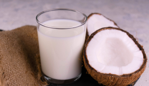 ein Glas mit Kokosmilch mit Kokosnuss