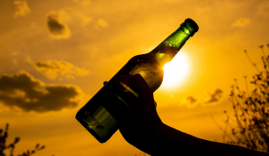 Silhouette einer Bierflasche Silhouette einer Bierflasche