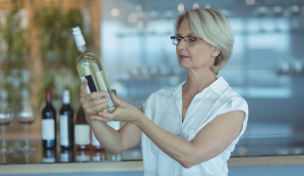 Frau liest Etikett Frau liest Etikett
