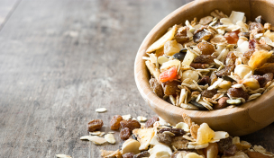 eine Schüssel Müsli mit Trockenfrüchten eine Schüssel Müsli mit Trockenfrüchten