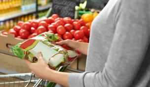 Person schaut Salatpackung an