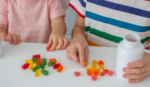Gummibärchen auf einem Tisch Gummibärchen auf einem Tisch