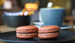 Macarons auf einem Teller