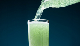 Erfrischungsgetränk wird in ein Glas gefüllt
