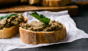 Brot mit veganer Leberwurst Brot mit veganer Leberwurst