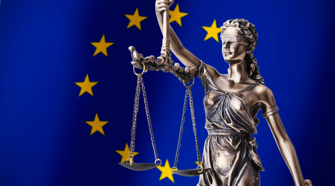 Justitia vor EU Flagge