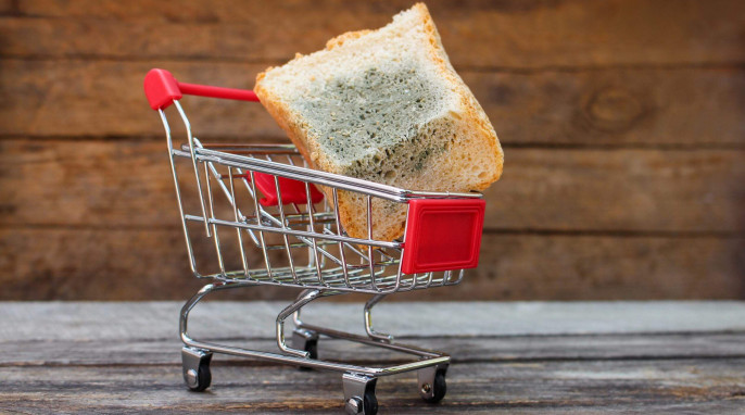 Verdorbenes Brot im Einkaufswagen