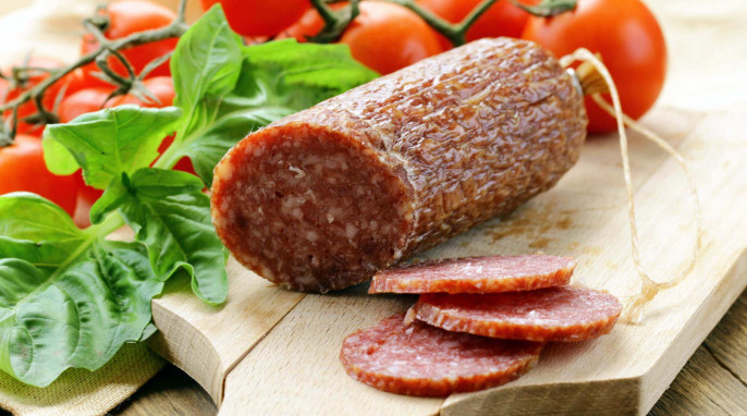 Salami auf Holzbrett
