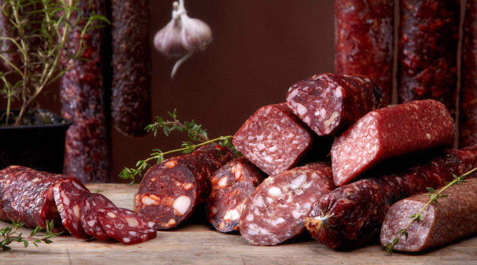 Verschiedene hängende und liegende Salami