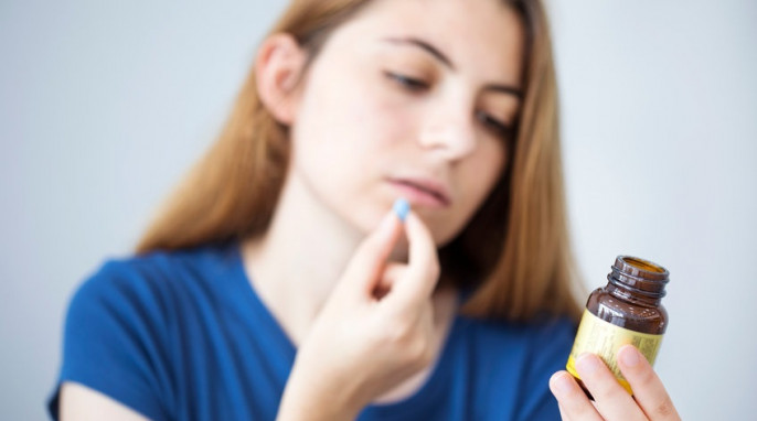 Frau mit Nahrungsergänzungsmittel