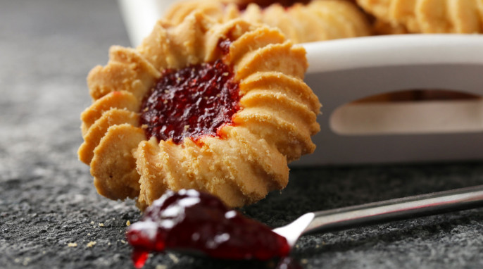 Plätzchen mit Fruchtaufstrich