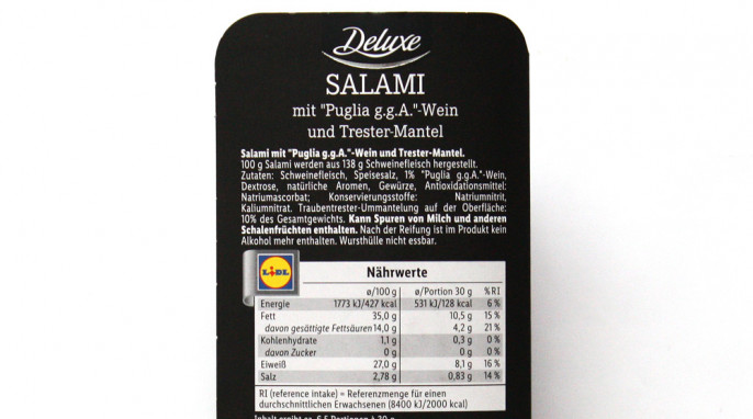 Rückseite, Deluxe Salami mit ‚Puglia g.g.A.‘-Wein und Trester-Mantel