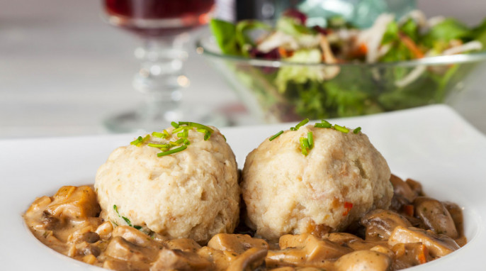 Knödel mit Pilzrahmsoße