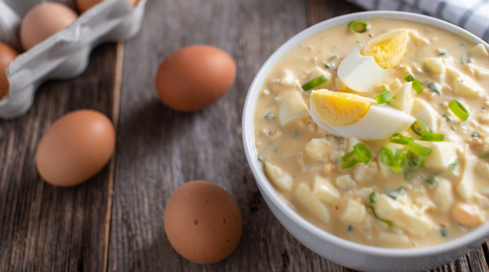 Schuessel-eiersalat-auf-holztisch-mit-eierkarton