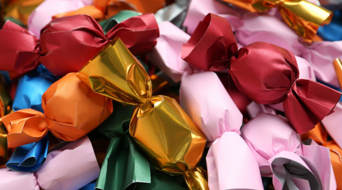 bonbons-in-bunten-verpackungen