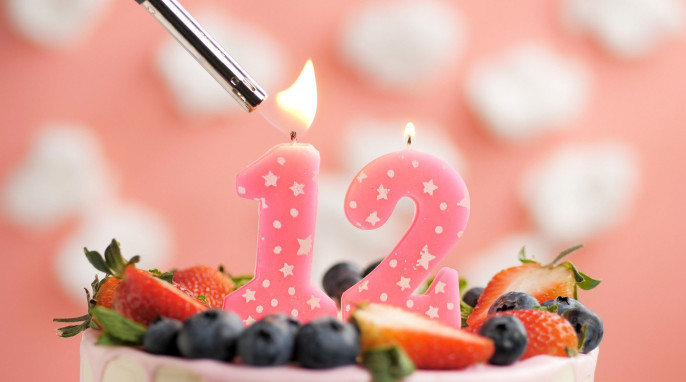 rosa-kerze-auf-kuchen-mit-beeren-und-feuerzeug