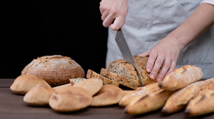 weibliche-haende-schneiden-brot