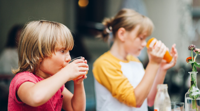 Kinder trinken süße Getränke