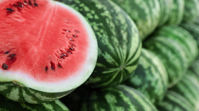 ganze-und-geschnittene-wassermelonen