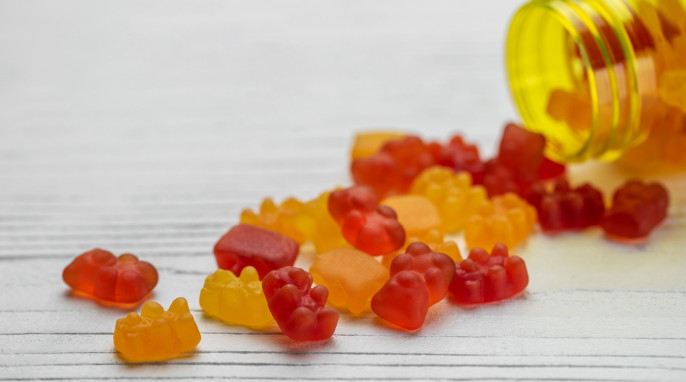 Gummibärchen auf einem Holztisch