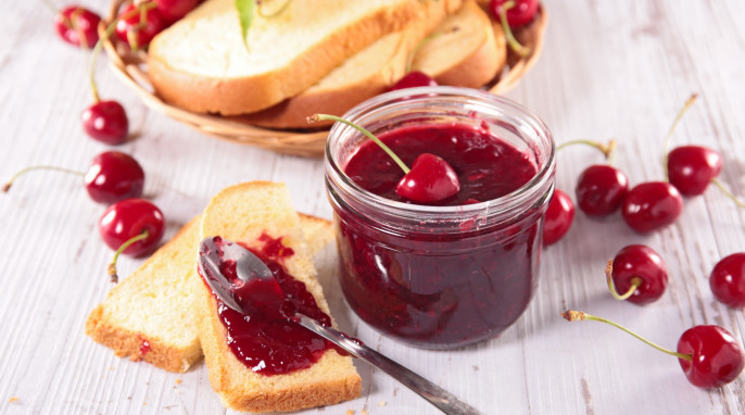 Kirschmarmelade mit Kirschen auf einem Tisch