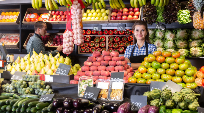 Marktstand mit Obst und Gemüse