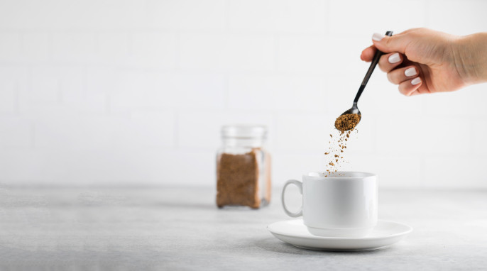 Instantkaffee wird in Tasse gegeben