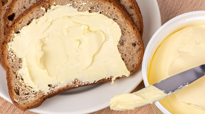 Margarine auf einer Scheibe Brot