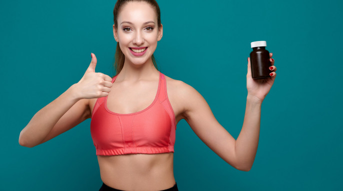 Influencerin mit einer Dose Nahrungsergänzungsmittel