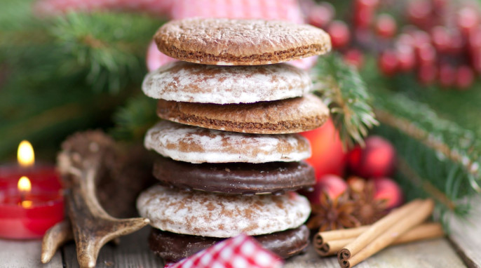 Gestapelte Elisenlebkuchen vor weihnachtlichem Hintergrund