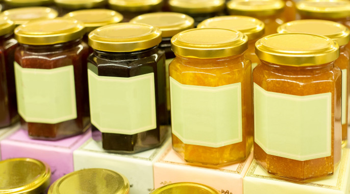 Mehrere Marmeladengläser mit gleichem Glas und unterschiedlicher Füllung