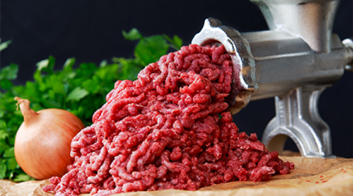 Fleischwolf mit Rinderhackfleisch