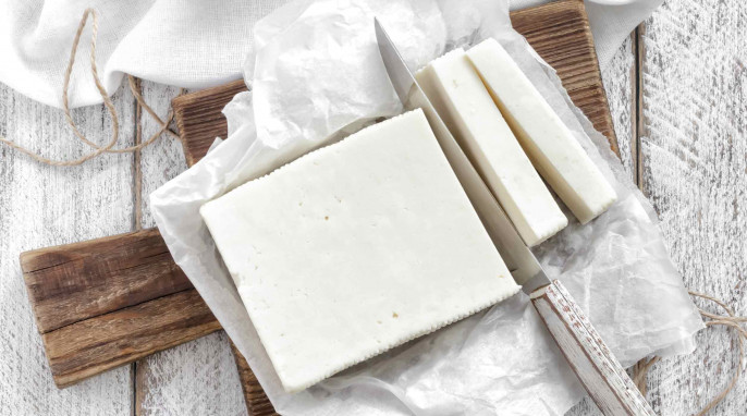 abgetropfter Feta auf Brett