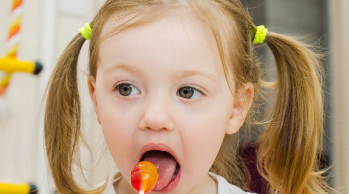 Kind mit Lolly