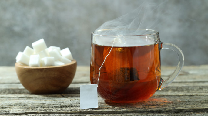 Tee aus Teebeutel mit Zuckerwürfeln