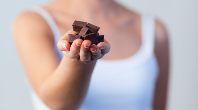 eine Person bietet Schokolade an