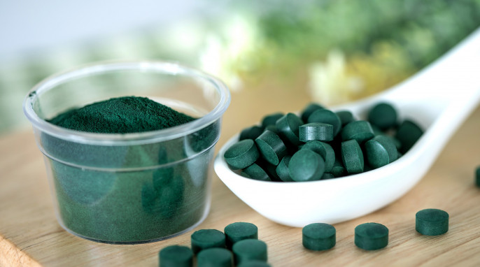 Spirulina Pulver und Tabletten