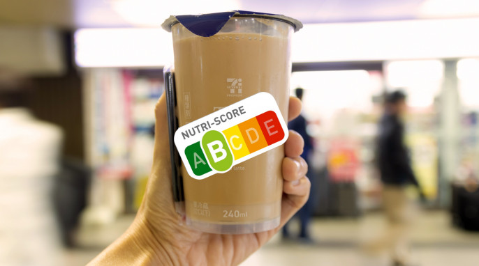 Hand hält Kaltgetränk im Supermarkt