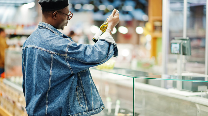 Man betrachtet Flasche 