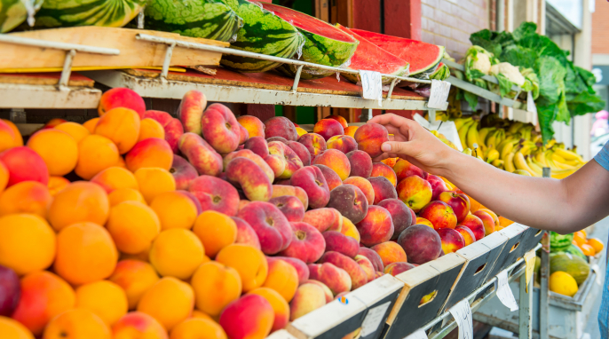 Obststand mit Pfirsichen