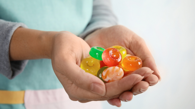 Bonbons in der Hand