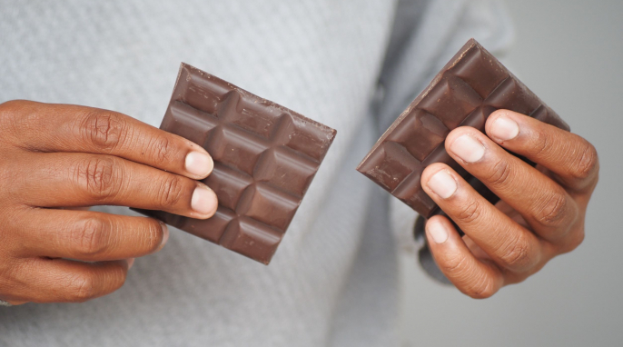 Mann hält eine Schokoladentafel