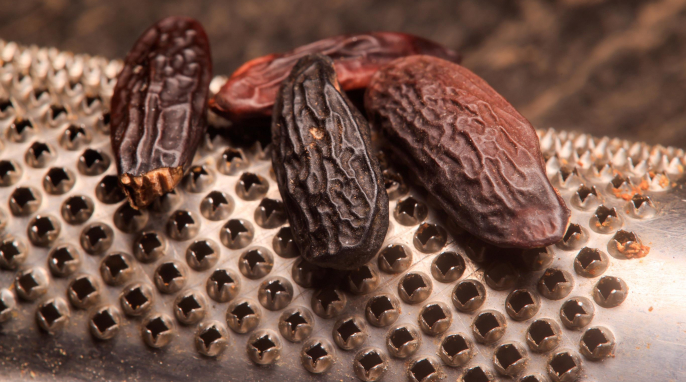 Tonkabohne auf Reibe