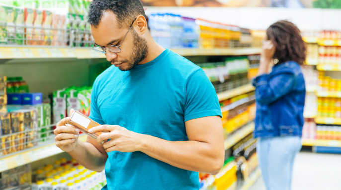 Mann liest Verpackung
