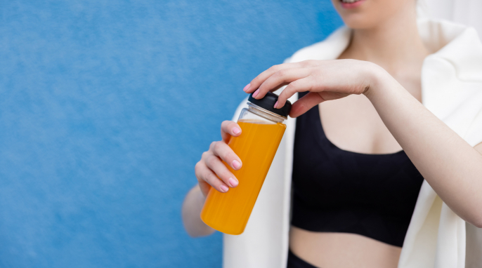 Frau mit Sportgetränk Frau mit Sportgetränk